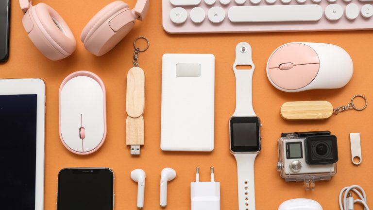 Tech and Lifestyle Accessories 2026: 10 Smart Essentials That Instantly Upgrade Your Everyday Life
